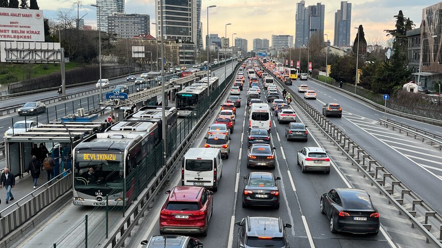 İstanbul'da Akşam Trafiği Yoğunluğu Yüzde 87'ye Ulaşarak Zor Anlar Yaşattı