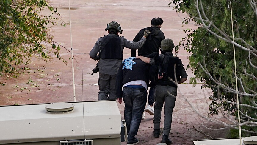 Batı Şeria'da İsrail Ordusu, 5 Çocuk Dâhil 10 Filistinliyi Gözaltına Aldı
