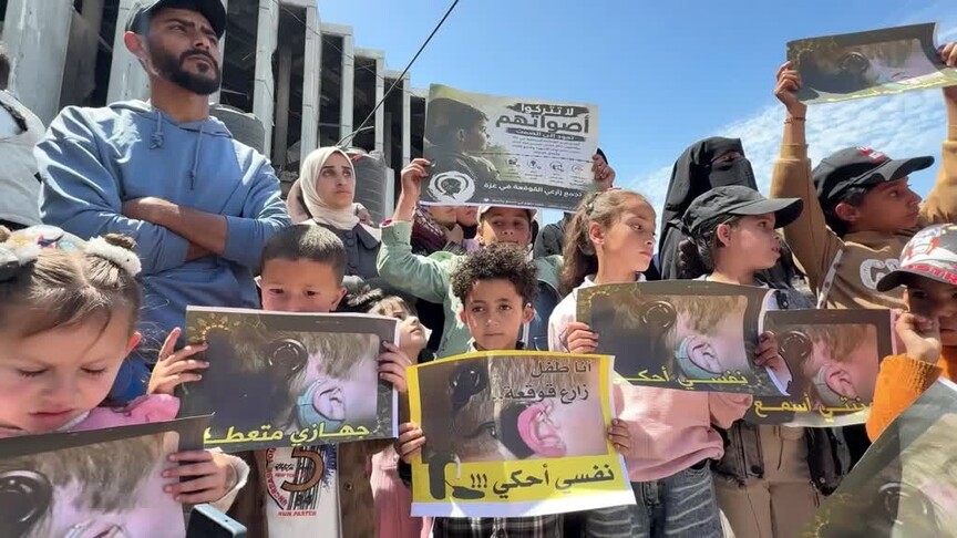 Gazze'de İşitme Engelli Çocuklar İçin Abluka Protestosu