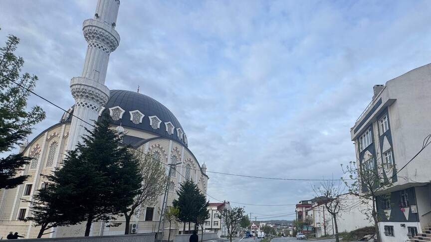 Arnavutköy'de Rüzgar, Camiyi ve Binaları Tehdit Etti