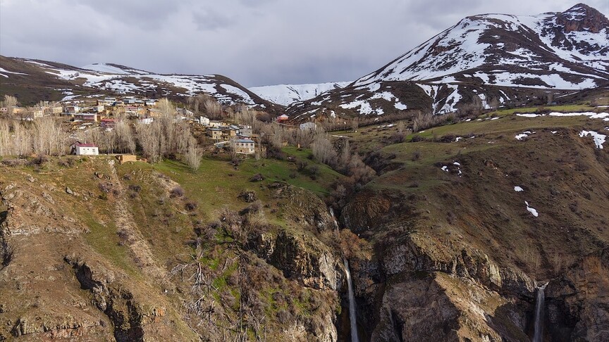 Bayburt’ta Kar Erimesi ile Şelalelerin Debisi Artıyor