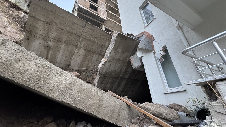 Nevşehir'de İstinat Duvarı Çöktü, Apartmana Hasar Verdi
