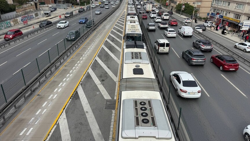 İstanbul'da Metrobüste Yangın: Seferler Aksadı
