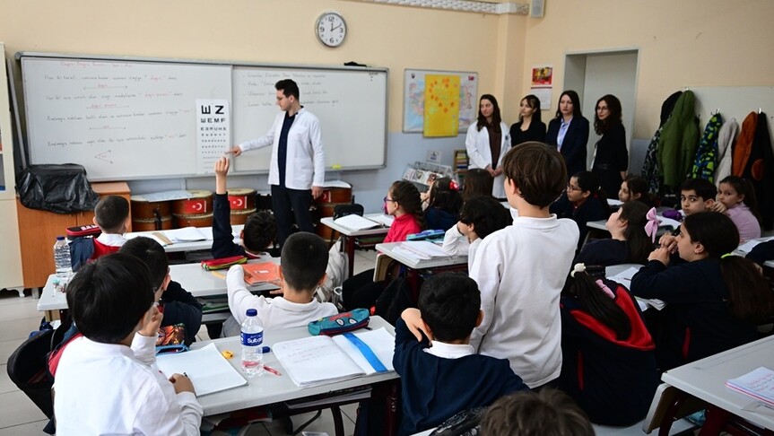 İstanbul'da İlkokul Öğrencilerine İşitme ve Göz Taraması Başlatıldı