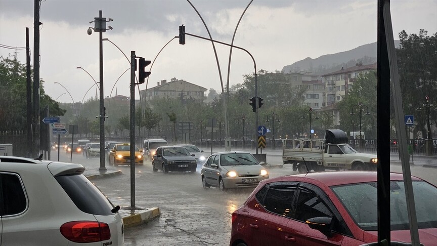 Çankırı ve Bolu'da Sağanak Yağış Hayatı Olumsuz Etkiledi