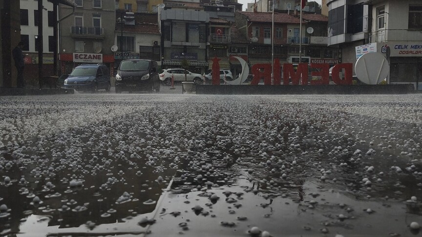 Manisa'da Sağanak ve Fırtına Hayatı Olumsuz Etkiliyor