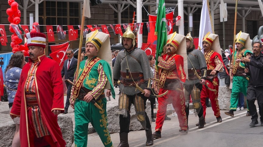 New York'ta 43. Türk Günü Yürüyüşü İçin Bayrak Töreni