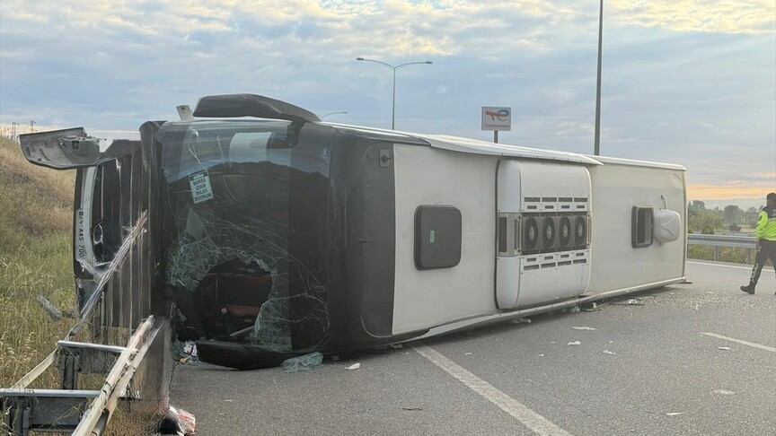 İstanbul-İzmir Otoyolu'nda Yolcu Otobüsü Devrildi: 25 Yaralı