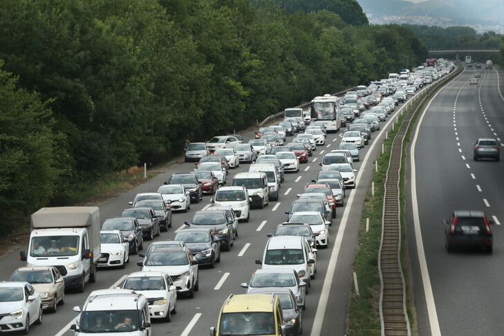 Nisan'da Trafiğe 182 Bin Araç Kaydedildi