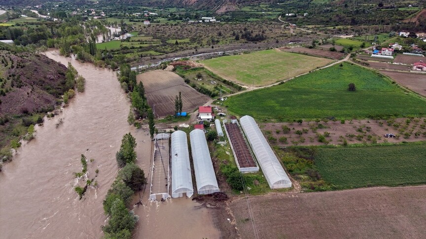 Sivas'ta Kelkit Nehri Taştı, Akçağıl Köprüsü Su Altında Kaldı