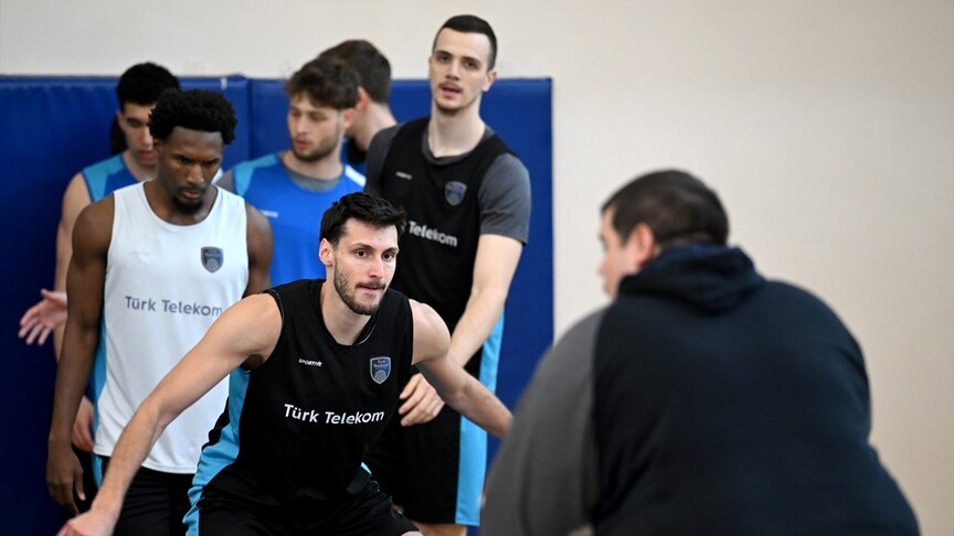 Türk Telekomlu Basketbolcular: Anadolu Efes Serisi Fiziksel Mücadele Getirecek