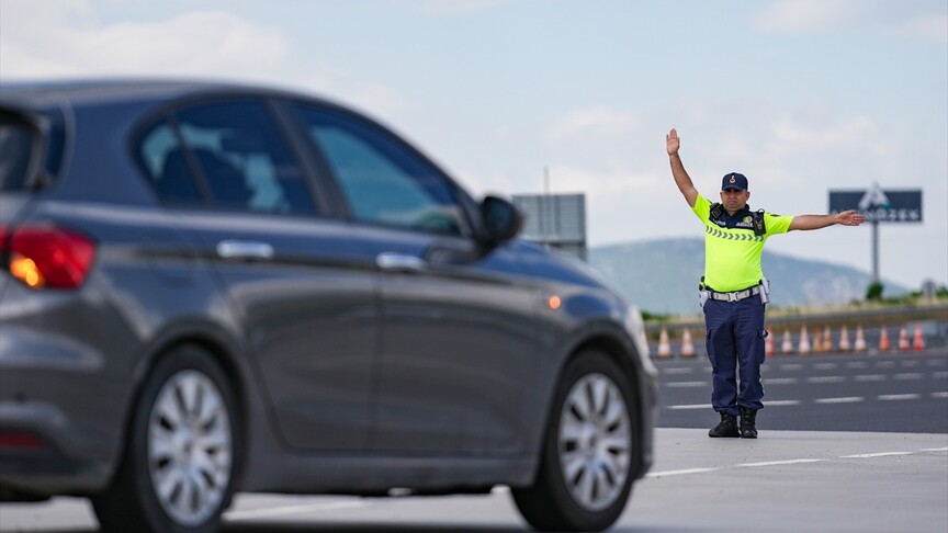 Kurban Bayramı'nda Otoyol Jandarması Yolda Güvenliği Sağlıyor