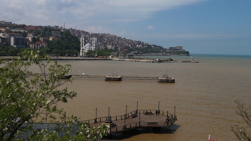 Zonguldak'ta Çamurlu Su Denizin Rengini Değiştirdi