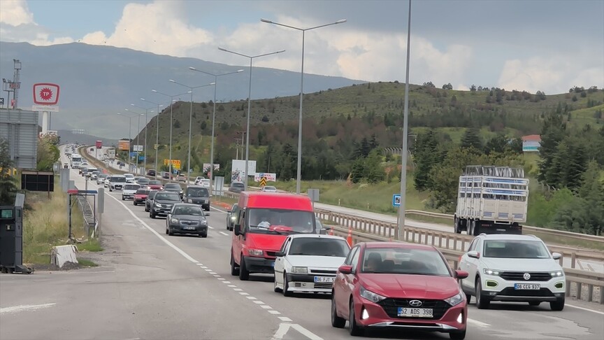 Kırıkkale'de Bayram Öncesi Trafik Yoğunluğu Artışta