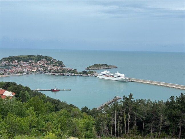 Amasra'ya 'Astoria Grande' Kruvaziyeri ile 1079 Yolcu Geldi