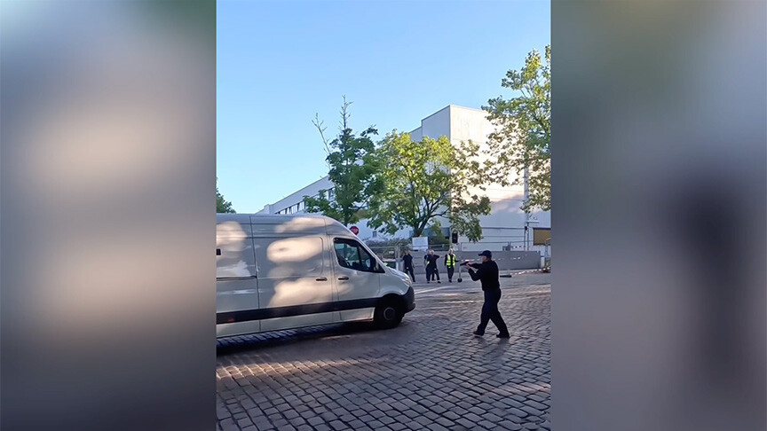 Berlin’de Protesto Gerginliği: Polis Aktivistlere Silah Çekti