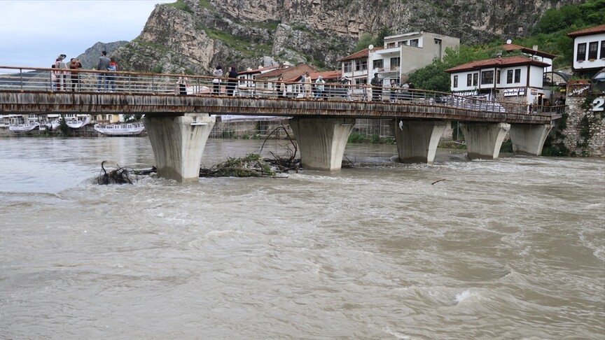 Amasya'da Sağanak Yağmur Yeşilırmak'ı Yükseltti