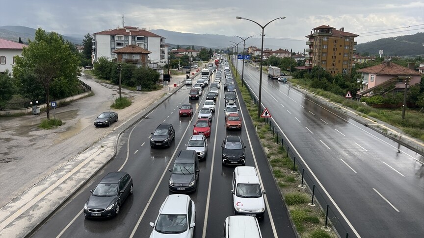 Çorum D-100 Kara Yolunda Bayram Dönüşü Trafik Yoğunluğu Devam Ediyor