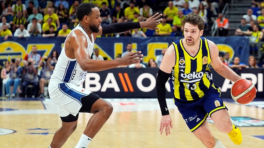 Fenerbahçe Beko, Anadolu Efes'i 60-59 yenerek seride öne geçti