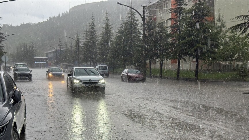 Gümüşhane ve Kars’ta Sağanak ve Dolu Hayatı Olumsuz Etkiledi