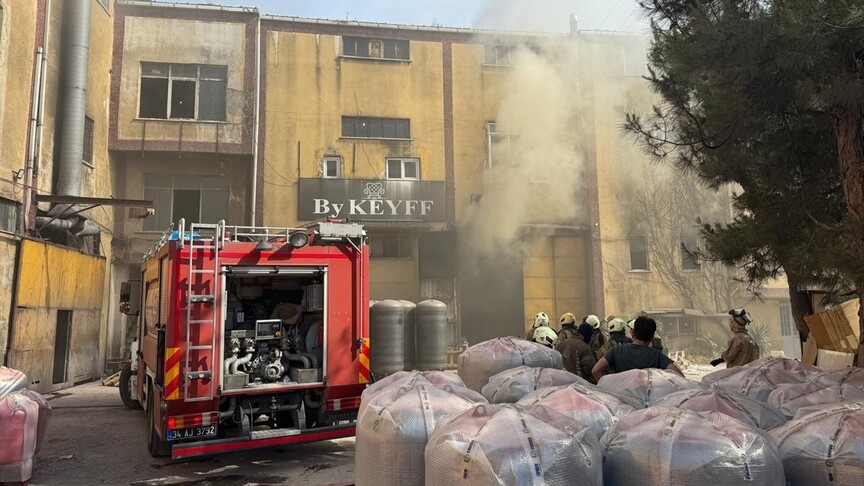 Esenyurt'taki Fabrika Yangınında İtfaiye Ekipleri Mücadele Ediyor