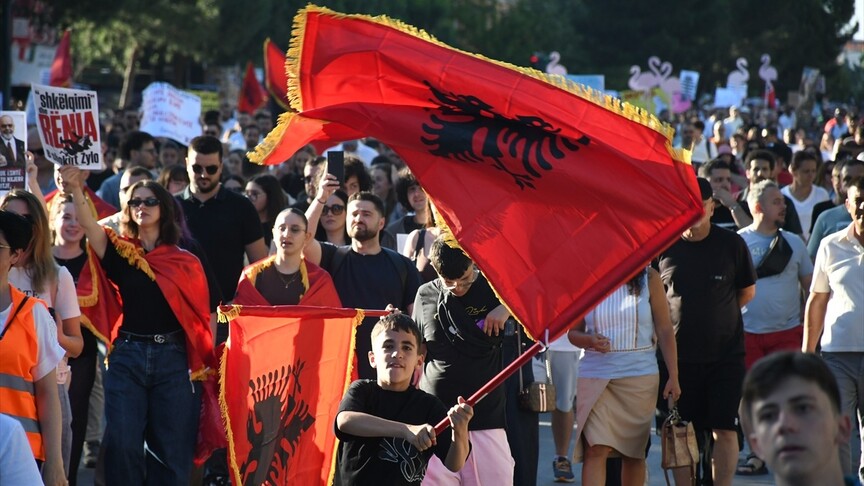 Arnavutluk'ta Binlerce Kişi Turizm Projesine Karşı Gösteri Düzenledi