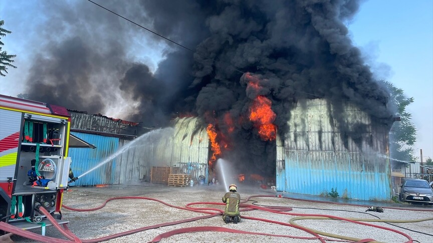 Bursa'da Boya Fabrikasında Yangın: İtfaiye Müdahale Ediyor