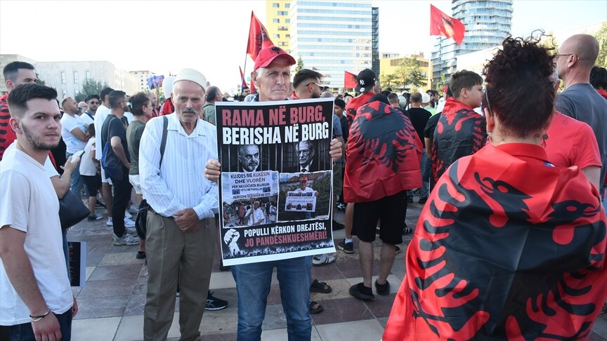 Arnavutluk'ta Zvernec'teki Turizm Projesine Karşı Gösteriler Devam Ediyor