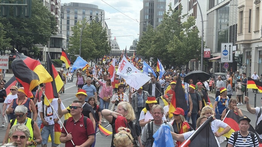 Berlin'de Hükümet Karşıtı Gösteride Binlerce Kişi Yer Aldı