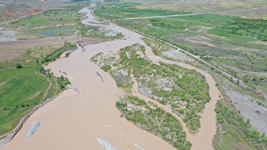 Aras Nehri'nde Debi Yükseliyor: Karların Erimesi Etkili