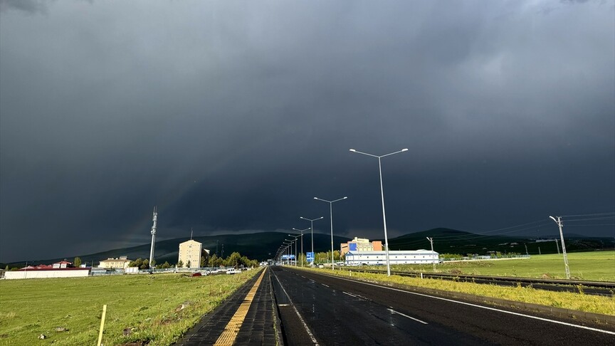 Ardahan ve Ağrı'da Sağanak ve Dolu Etkisini Gösterdi