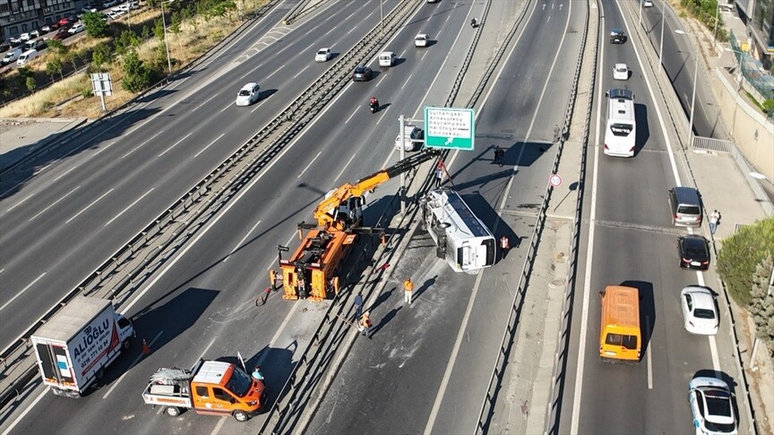 İstanbul'da midibüs devrildi: 12 yaralı