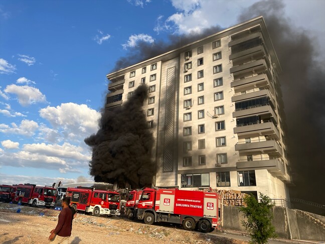 Şanlıurfa'da 10 Katlı Apartmanda Yangın: İtfaiye Ekipleri Müdahalede Bulundu