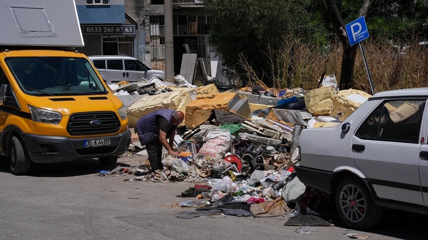 İzmir'de Atık Sorunu: Karabağlar Sanayi Sitesi Tepkilere Neden Oluyor