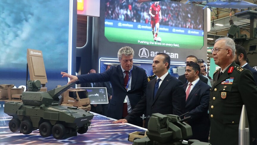 Bakan Kacır, Eurosatory Fuarı'nda Türk Firmalarını Ziyaret Etti