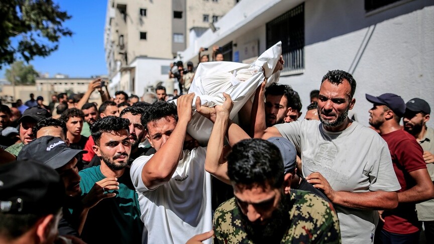 İsrail, Gazze'de Düğün Davetiyesini Dağıtan Damat Adayını Vurdu