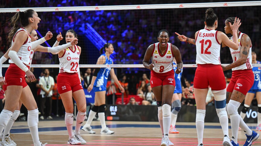 A Milli Kadın Voleybol Takımı, Çin'i 3-2 Yenerek Başarıya Koşuyor