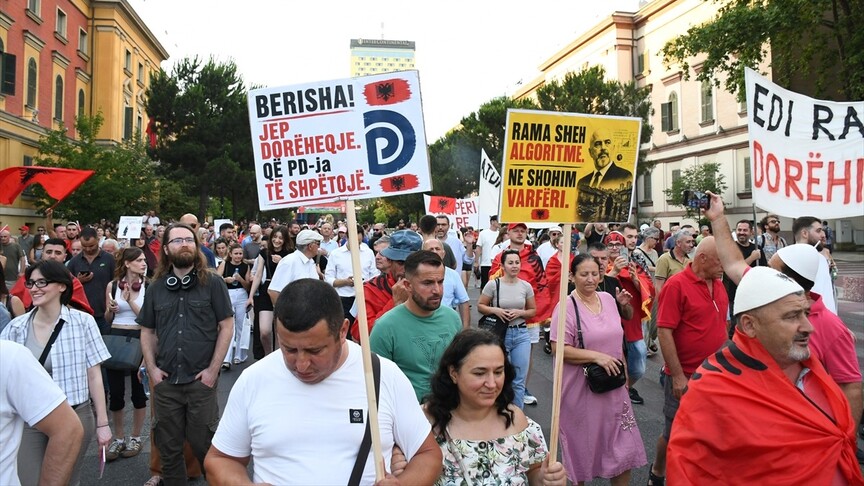 Zvernec'teki Turizm Projesine Karşı Gösteriler Sürüyor