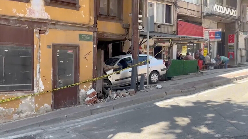 Bursa'da Park Halindeki Araç, Binaya Çarparak Hasara Yol Açtı