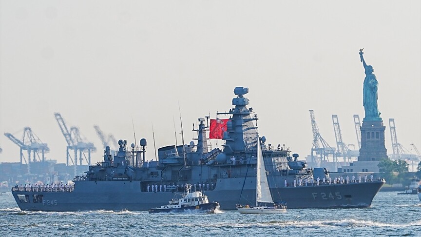TCG Oruçreis, New York Limanı'na Demir Attı