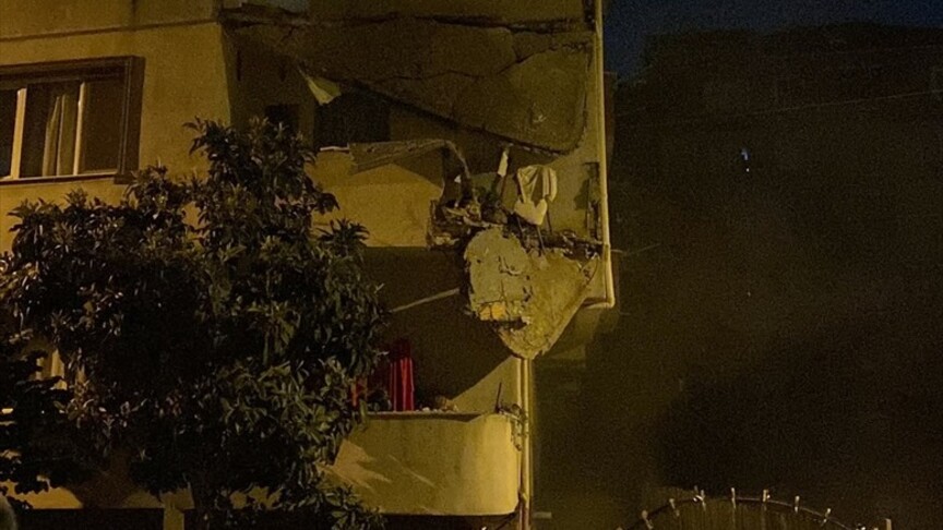 Küçükçekmece'de Balkon Çökmesi: 5 Katlı Apartman Tahliye Edildi