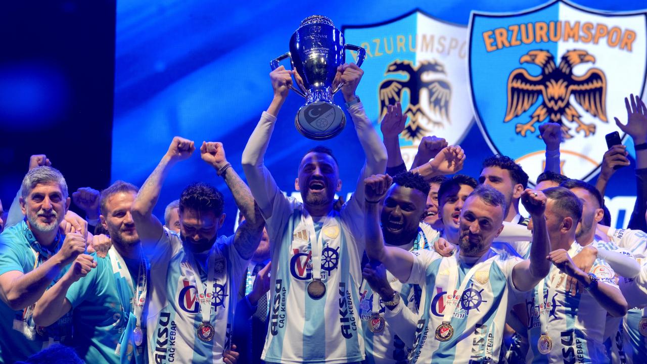 Erzurumspor, Şampiyonluk Kupasını Törensel Bir Şekilde Aldı