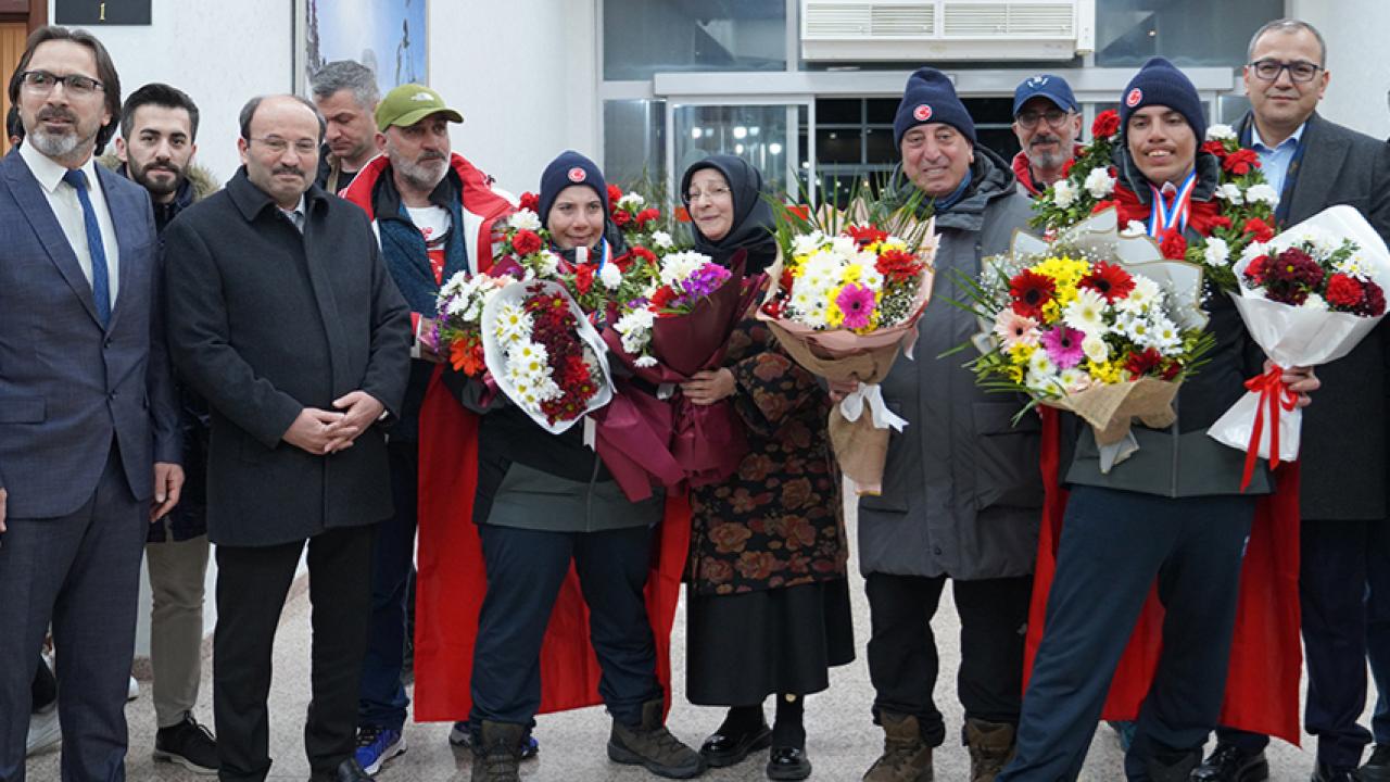 Otizmli İkizler Fransa'dan 6 Madalya ile Döndü