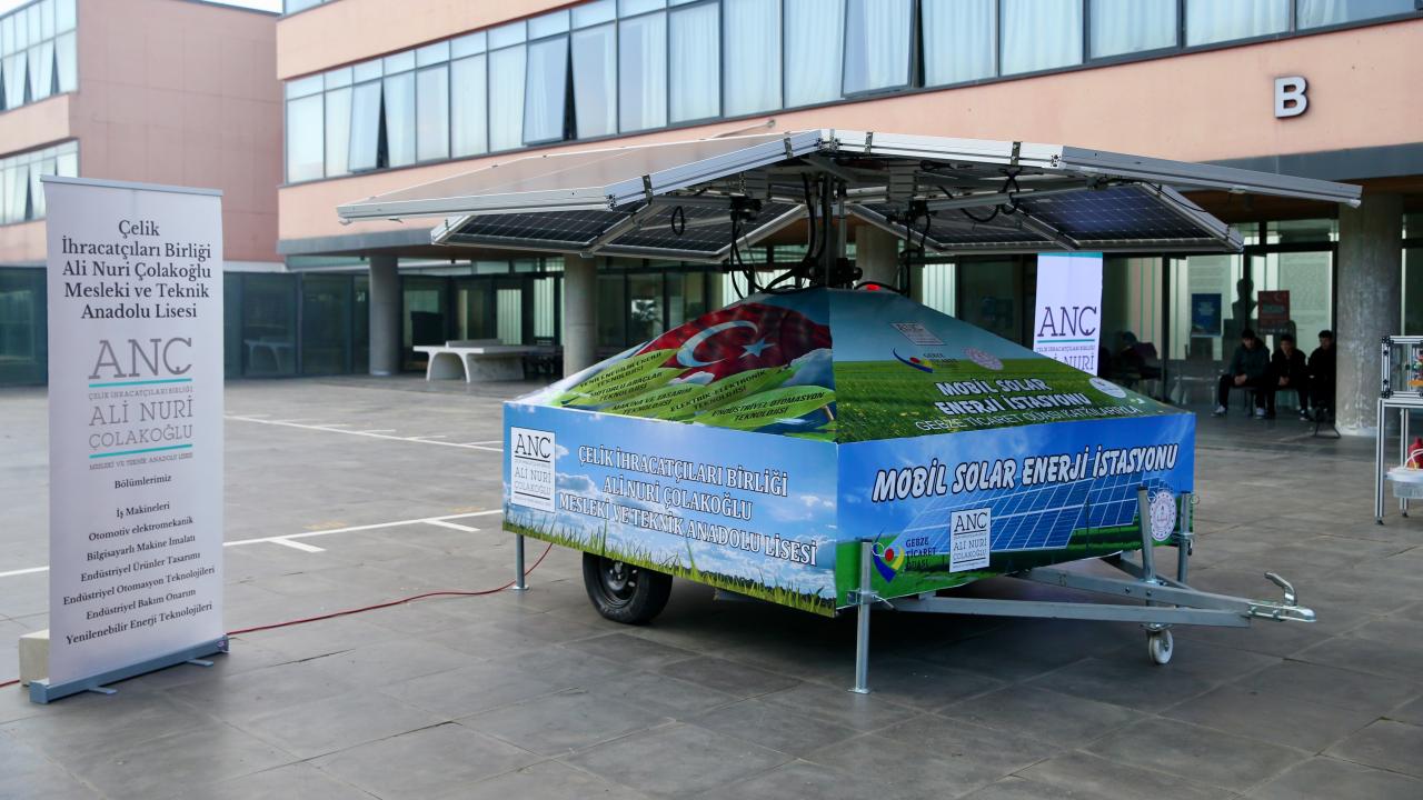 Meslek Lisesi Öğrencileri Solar Enerji İstasyonu Geliştirdi