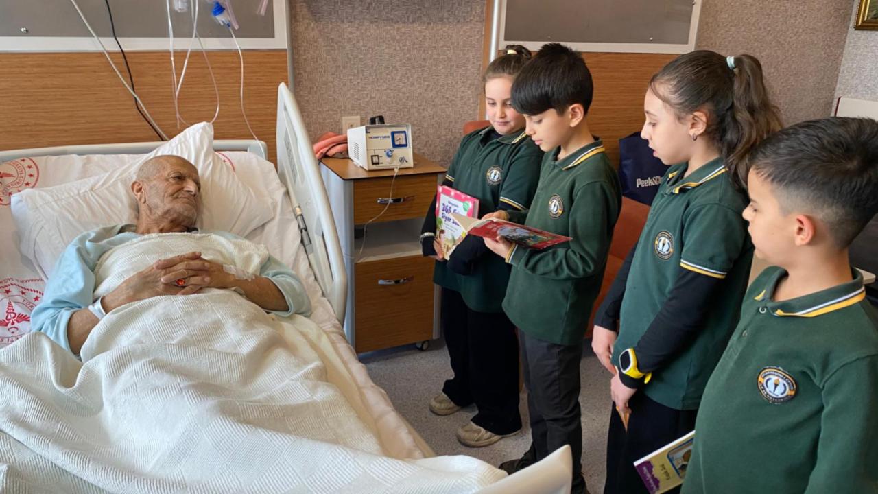 Minik Öğrenciler Hastalara Moral Veriyor