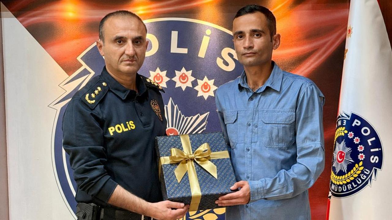 Hatay'da Öğrencileri Karşılayan Polis Ödüllendirildi