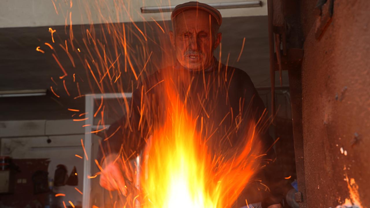 94 Yaşında Demirci: İsmet Karagül'ün İlginç Hikayesi